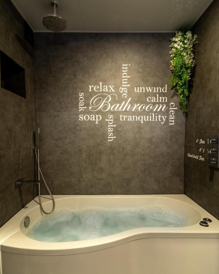 Jucuzzi Bath. Japanese Toilet. Centre. Apartment Belfast